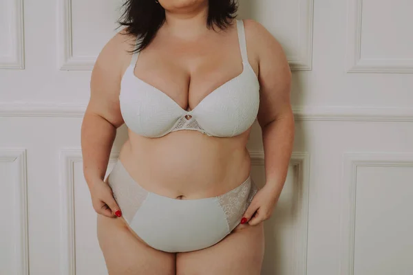 Pretty Oversize Woman Posing Studio Krásná Dívka Přijímá Její Tělo — Stock fotografie