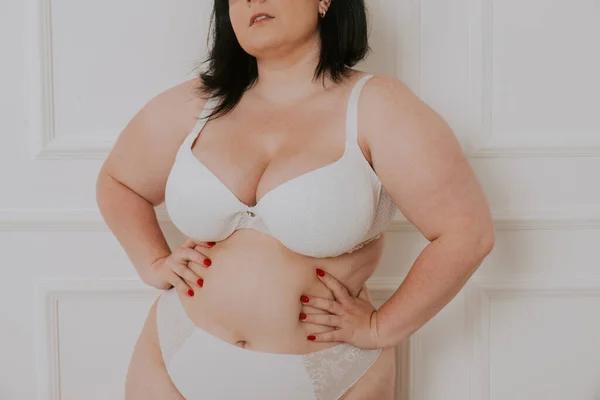 Pretty Oversize Woman Posing Studio Krásná Dívka Přijímá Její Tělo — Stock fotografie