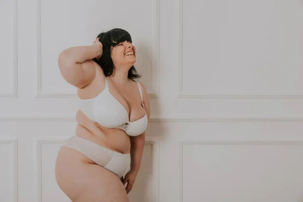Mujer Bastante Sobredimensionada Posando Estudio Hermosa Chica Aceptando Imperfección Corporal —  Fotos de Stock