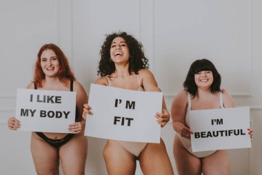 Stüdyoda poz veren 3 büyük boy kadın grubu - vücut hatasını kabul eden güzel kızlar, stüdyoda güzel poziyonlar - vücut kabulü, pozitiflik ve çeşitlilik konseptleri