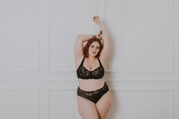 Mooie Oversized Vrouw Poseren Studio Mooi Meisje Accepteren Haar Lichaam — Stockfoto