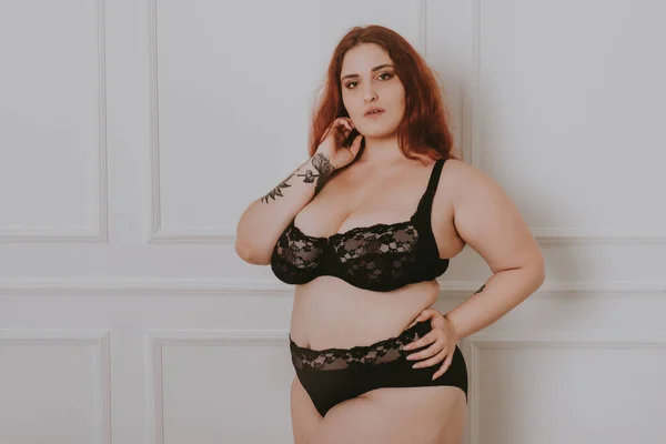 Pretty Oversize Woman Posing Studio Krásná Dívka Přijímá Její Tělo — Stock fotografie