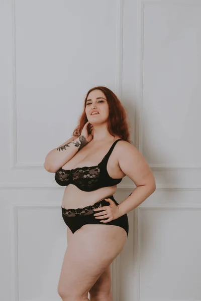 Hübsche Oversize Frau Posiert Studio Schöne Mädchen Akzeptiert Ihre Körperliche — Stockfoto