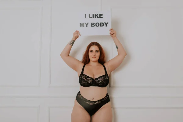 Mujer Bastante Sobredimensionada Posando Estudio Hermosa Chica Aceptando Imperfección Corporal — Foto de Stock