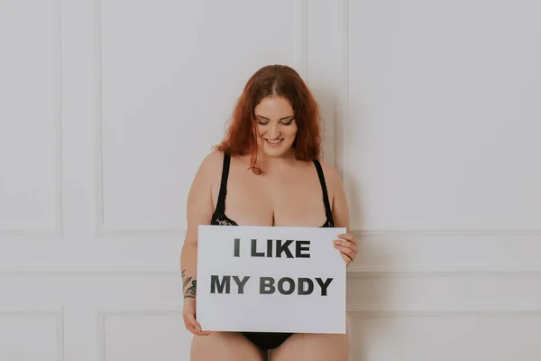 Pretty Oversize Woman Posing Studio Beautiful Girl Accepting Her Body — Stock Photo, Image