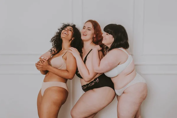 Grupo Mulheres Grandes Posando Estúdio Meninas Bonitas Aceitando Imperfeição Corporal — Fotografia de Stock