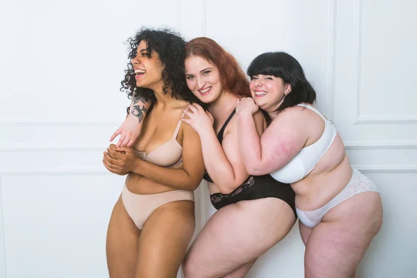 Grupo Mujeres Gran Tamaño Posando Estudio Hermosas Chicas Aceptando Imperfección — Foto de Stock