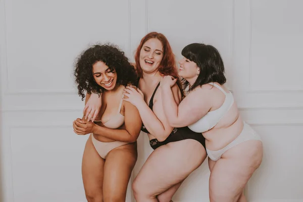 Grupo Mulheres Grandes Posando Estúdio Meninas Bonitas Aceitando Imperfeição Corporal — Fotografia de Stock