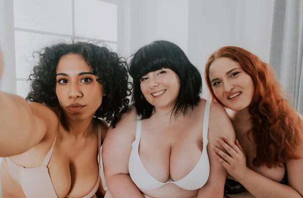 Grupa Przerośniętych Kobiet Pozujących Studio Piękne Dziewczyny Akceptujące Niedoskonałość Ciała — Zdjęcie stockowe