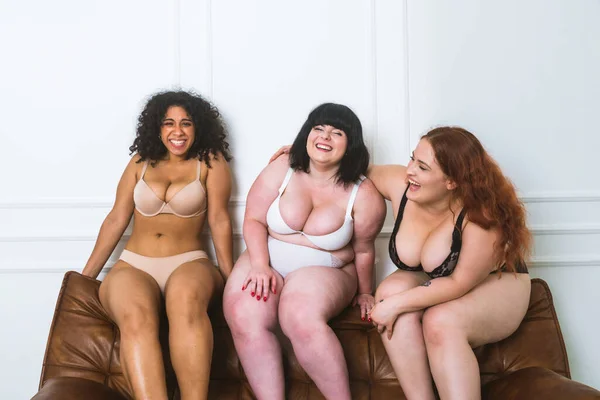 Group Oversize Women Posing Studio Beautiful Girls Accepting Body Imperfection — Stock Photo, Image