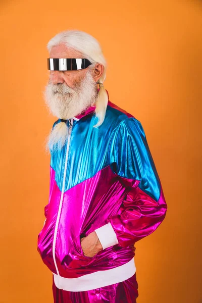 Старший Мужчина Эксцентричным Внешним Видом Лет Веселый Мужчина Портрет Цветном — стоковое фото