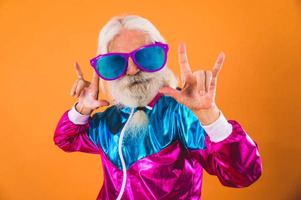 Senior Ekscentrycznym Wyglądem Letni Mężczyzna Bawiący Się Portret Kolorowym Tle — Zdjęcie stockowe