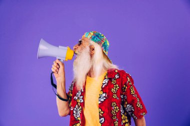 Eksantrik görünüşlü son sınıf öğrencisi - 60 yaşında eğlenen bir adam, renkli arka planda bir portre, genç yaşlılar ve yaşam tarzı ile ilgili kavramlar