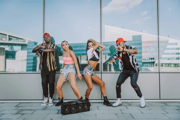 Hip Hop Ekibi Dans Ediyor Çok Irklı Bir Grup Insan — Stok fotoğraf