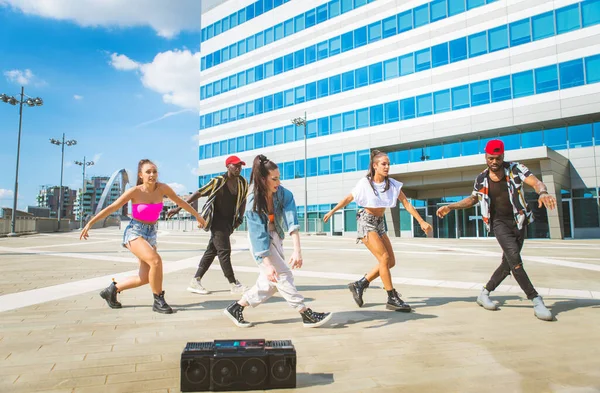 Hip Hop Crew Dance Grup Multirasial Oameni Care Distrează Aer — Fotografie, imagine de stoc