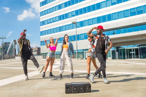 Hip Hop Besättning Dans Multiracial Grupp Människor Som Har Roligt — Stockfoto