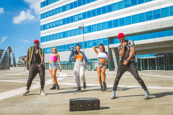 Hip Hop Tripulação Dançando Grupo Multirracial Pessoas Divertindo Livre — Fotografia de Stock