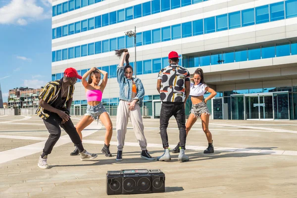 Hip Hop Crew Dance Grup Multirasial Oameni Care Distrează Aer — Fotografie, imagine de stoc