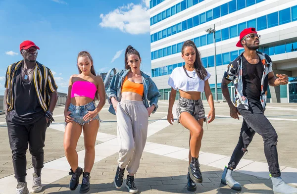 Hip Hop Crew Dancing Groupe Multiracial Personnes Amusant Extérieur — Photo