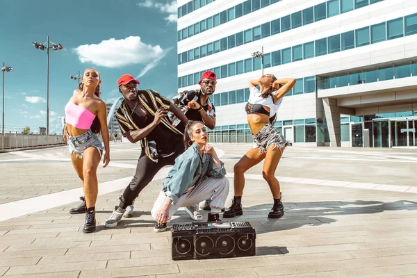 Hip Hop Πλήρωμα Χορό Πολυφυλετική Ομάδα Ανθρώπων Που Διασκεδάζουν Εξωτερικούς — Φωτογραφία Αρχείου