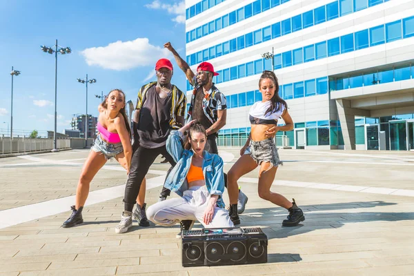 Hip Hop Crew Dancing Groupe Multiracial Personnes Amusant Extérieur — Photo