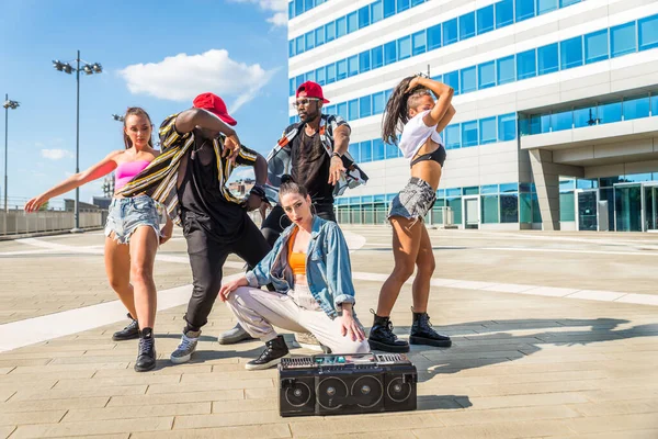 Hip Hop Posádka Tanec Multiracial Skupina Lidí Baví Venku — Stock fotografie