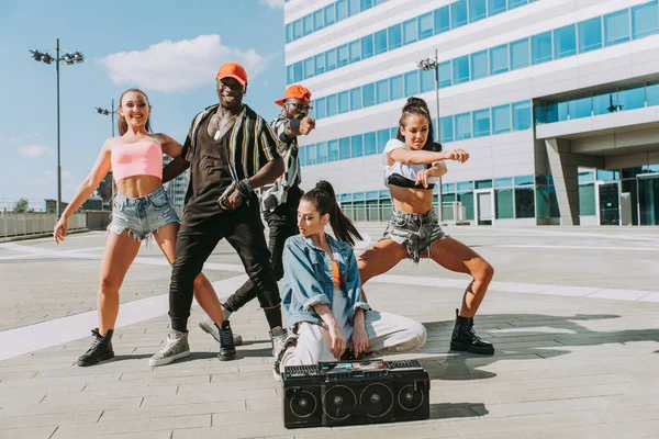 Hip Hop Crew Dancing Gruppo Multirazziale Persone Che Divertono All — Foto Stock