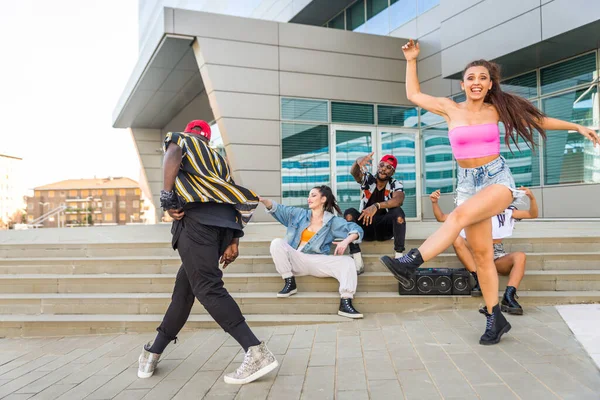 ヒップホップクルーダンス 屋外で楽しんでいる多人種グループ — ストック写真