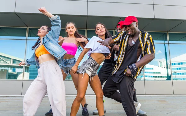 Hip Hop Crew Dancing Groupe Multiracial Personnes Amusant Extérieur — Photo