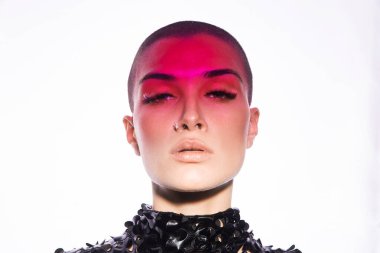 Modern güzellik portresi. Saçları kazınmış genç bir kadın. Renkli jel tarzı görünüş