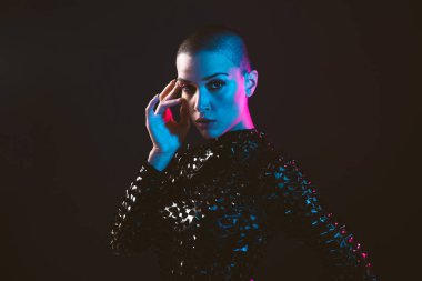 Modern güzellik portresi. Saçları kazınmış genç bir kadın. Renkli jel tarzı görünüş