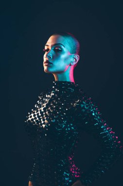 Modern güzellik portresi. Saçları kazınmış genç bir kadın. Renkli jel tarzı görünüş