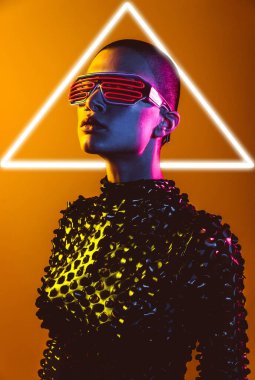 Modern güzellik portresi. Saçları kazınmış genç bir kadın. Renkli jel tarzı görünüş