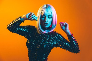 Gri saçlı genç kadın dans ediyor ve kutluyor. Renkli jel portreleri