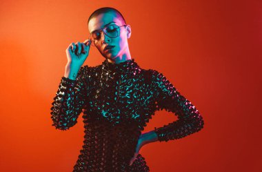 Modern güzellik portresi. Saçları kazınmış genç bir kadın. Renkli jel tarzı görünüş