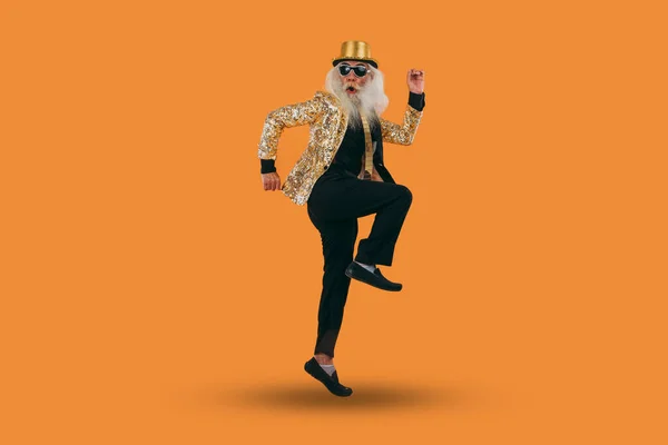 Модный Дедушка Позирует Смешной Одежде Портреты Пожилых Людей Цветном Фоне — стоковое фото