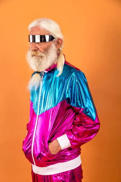 Modieuze Grootvader Poserend Met Grappige Futuristische Kleren Senior Man Portretten — Stockfoto