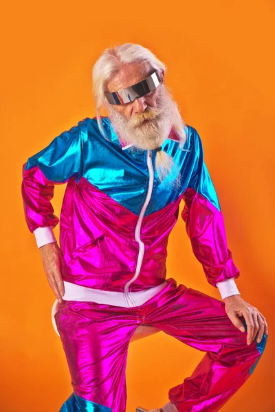 Módní Dědeček Pózuje Legračním Futuristickým Oblečením Starší Muž Portréty Barevném — Stock fotografie