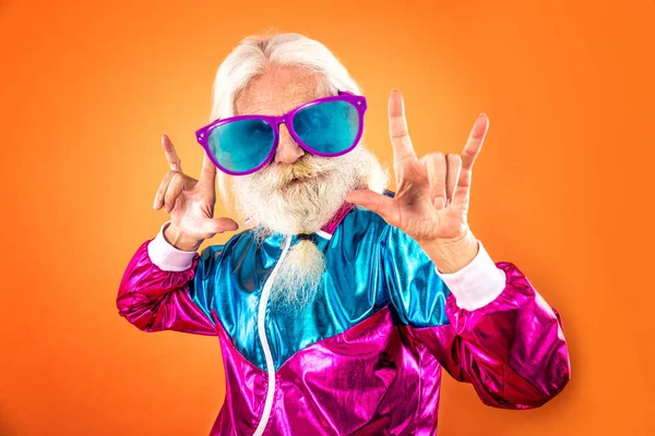 Modieuze Grootvader Poserend Met Grappige Futuristische Kleren Senior Man Portretten — Stockfoto