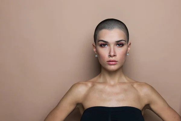 Retrato Belleza Moderna Mujer Joven Con Cabeza Afeitada — Foto de Stock