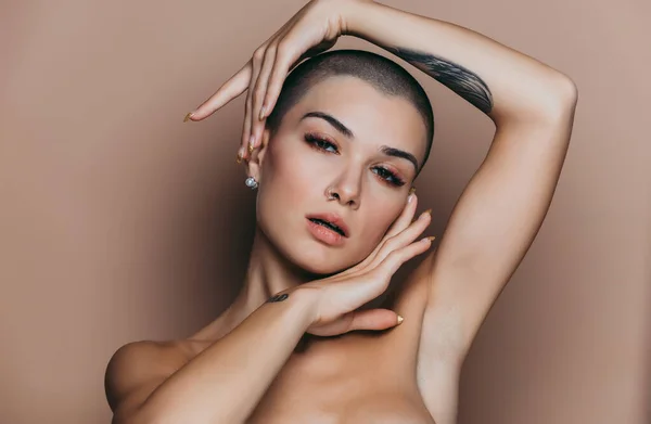 Modernes Schönheitsporträt Junge Frau Mit Rasiertem Kopf — Stockfoto