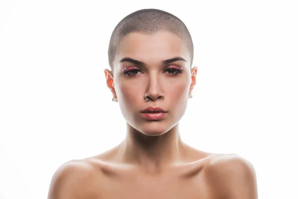 Retrato Belleza Moderna Mujer Joven Con Cabeza Afeitada — Foto de Stock