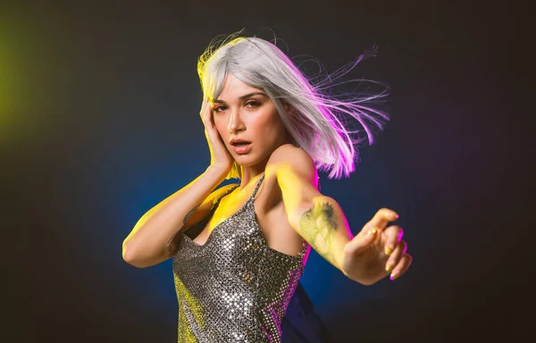 Νεαρή Γυναίκα Γκρίζα Μαλλιά Χορεύει Και Γιορτάζει Χρωματιστά Πορτρέτα Τζελ — Φωτογραφία Αρχείου