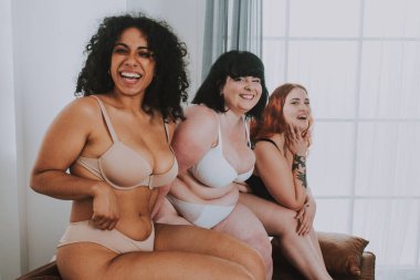 Vücut kabulü konsepti. Stüdyoda toplumsal önyargılara karşı poz veren kıvrımlı kız