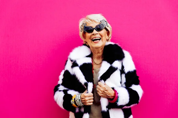 Glückliche Großmutter Posiert Auf Farbigen Hintergründen Frau Hat Spaß Und — Stockfoto