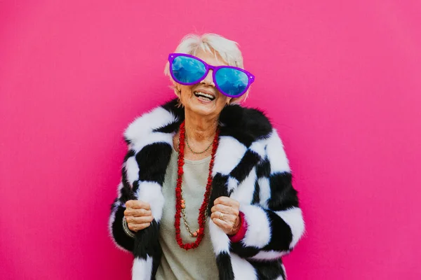 Gelukkig Grootmoeder Poseren Gekleurde Achtergronden Vrouw Hebben Plezier Vieren — Stockfoto