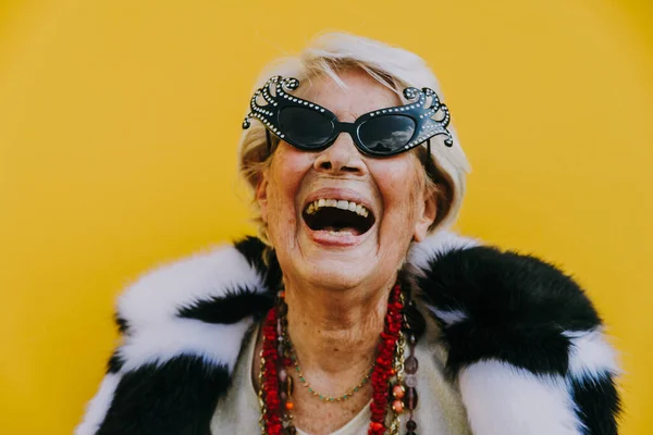 Щаслива Бабуся Позує Кольоровому Фоні Жінка Розважається Святкує — стокове фото