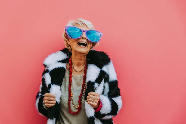 Feliz Abuela Posando Sobre Fondos Color Mujer Divertirse Celebrar — Foto de Stock