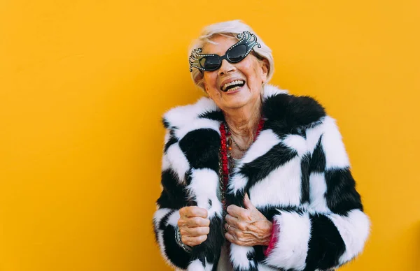 Glad Mormor Poserar Färgade Bakgrunder Kvinna Som Har Roligt Och — Stockfoto