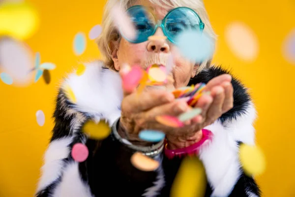 Felice Nonna Posa Sfondi Colorati Donna Che Diverte Celebra — Foto Stock